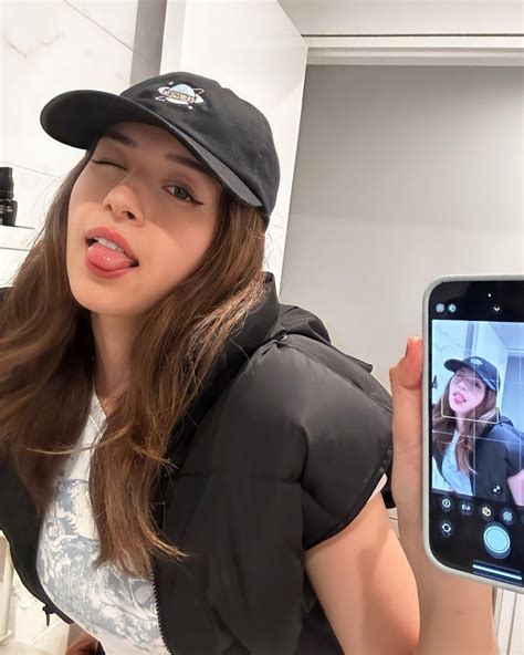 nip slip pokimane|Pokimane Suffers Wardrobe Malfunction On Stream, Fans Raise .